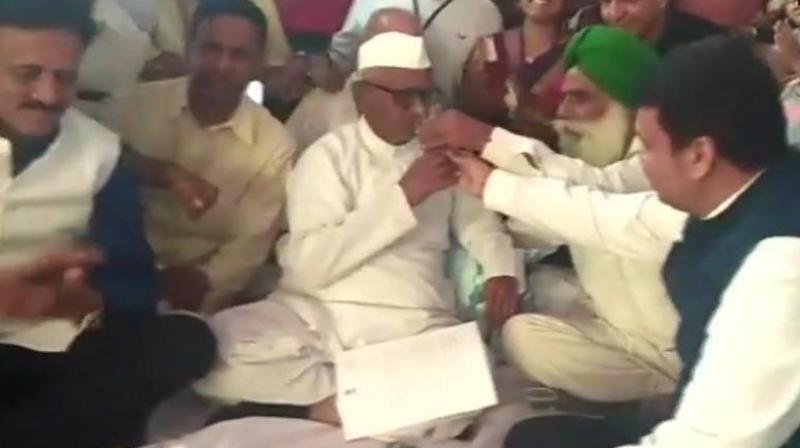 Social activist Anna Hazare ended his fast following talks with Maharashtra Chief Minister Devendra Fadnavis and Union Minister of State for Agriculture Gajendra Singh Shekhawat. (Photo: ANI/Twitter)