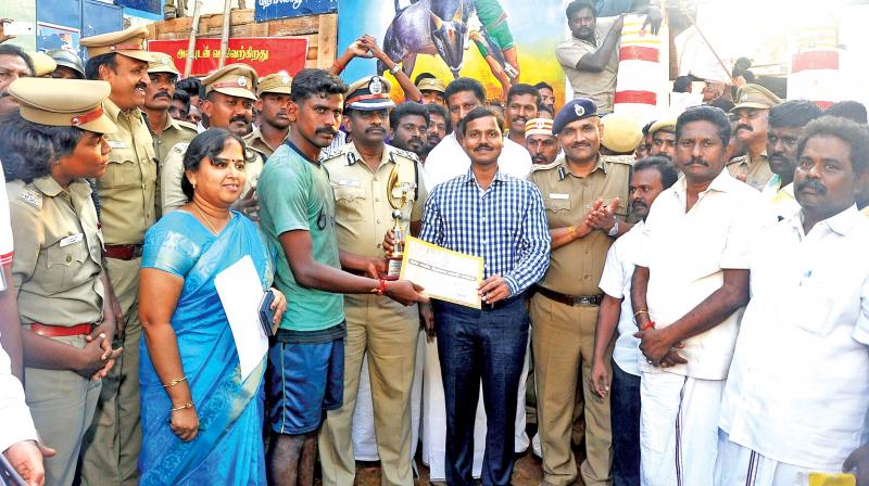 District collector Veera Raghava Rao distributes prize to a winner at Alanganallur jallikattu near Madurai on Friday. (Photo: K.MANIKANDAN)