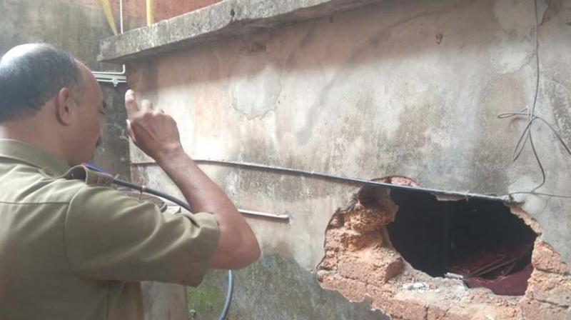 They drilled the wall of the building on the backside and made a hole to sneak into the jewellery owned by P. Kelu of Vishnumangalam near Nadapuram.