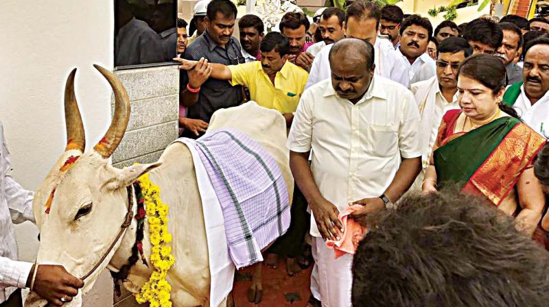 JD(S) state president H.D. Kumaraswamy and wife Anita at the house-warming ceremony in Hubballi on Friday