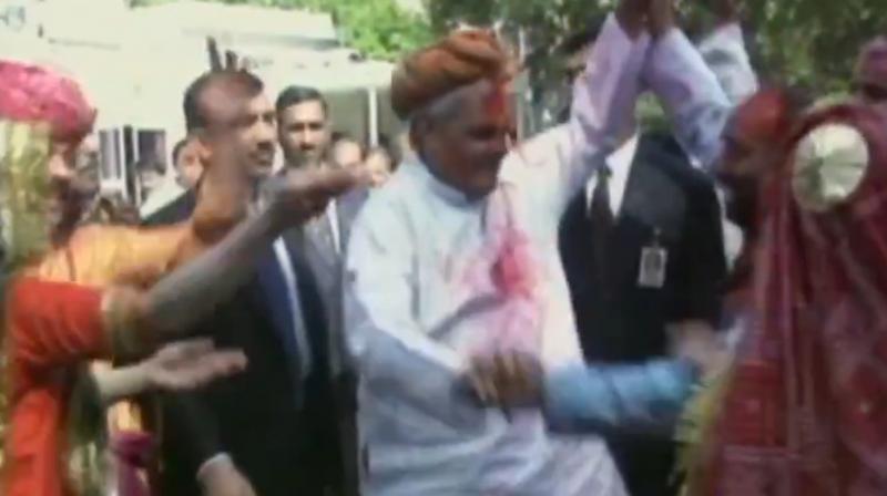 Surrounded by professional folk dancers, Atal Bihari Vajpayee could be seen smeared in colours displays his dancing skills winning a million hearts. (ANI screengrab)