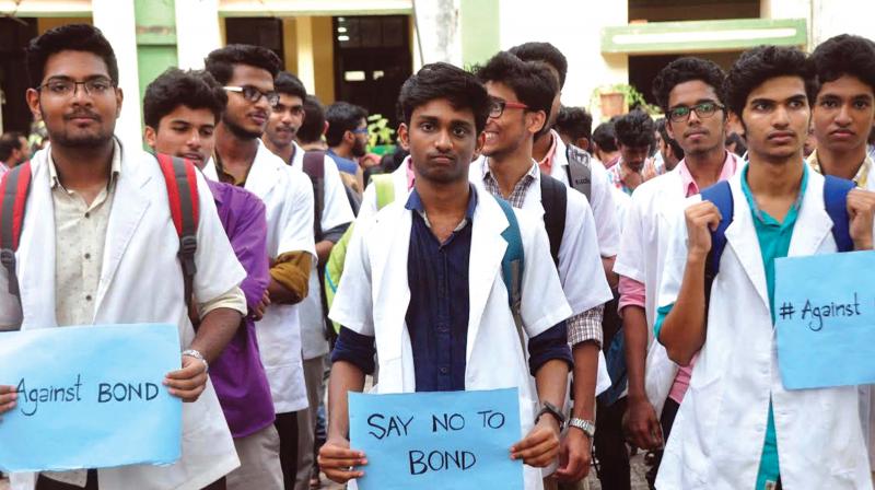 Students of Kozhikode Medical College protest against the 3-year bond system on the campus on Wednesday.(Photo: VENUGOPAL)