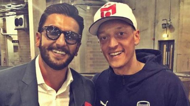 Ranveer Singh, who is a passionate sports lover, recently had a fan moment with the Arsenal player. (Photo: Instagram)