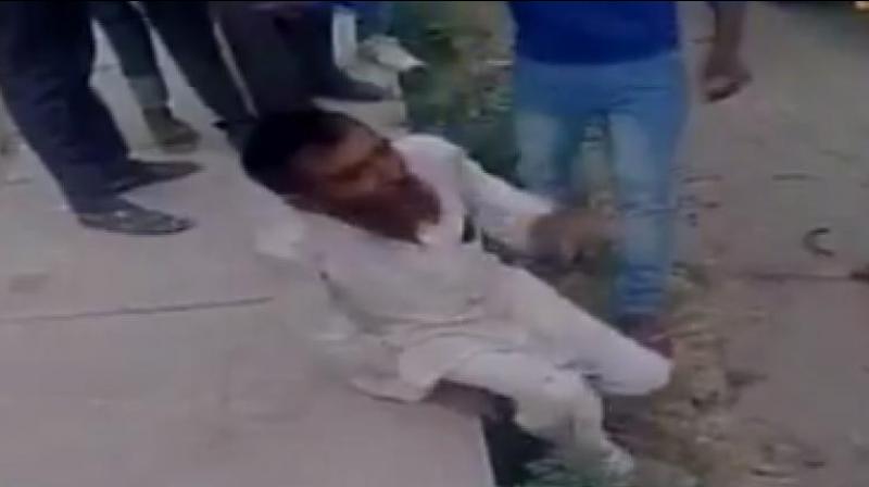 A mob of cow vigilantes associated with the Bajrang Dal and Vishwa Hindu Parishad (VHP) beat up Pehlu Khan and 4 others badly. (Photo: Videograb)