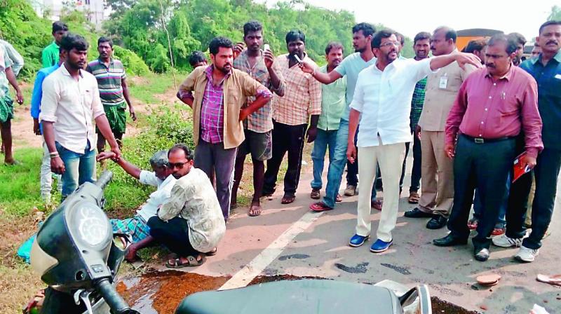 Agriculture Minister Somireddy Chandramohan Reddy  directing his men to shift an accident victim at Akuthota near Nellore on Wednesday.