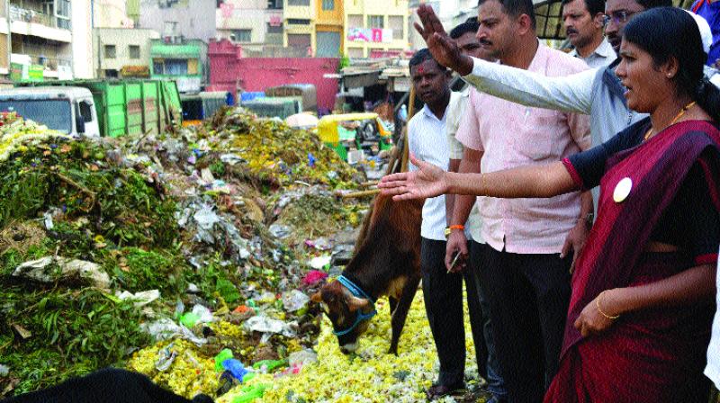 Mayor Gangambike  carrying out inspection at  K.R. Market.