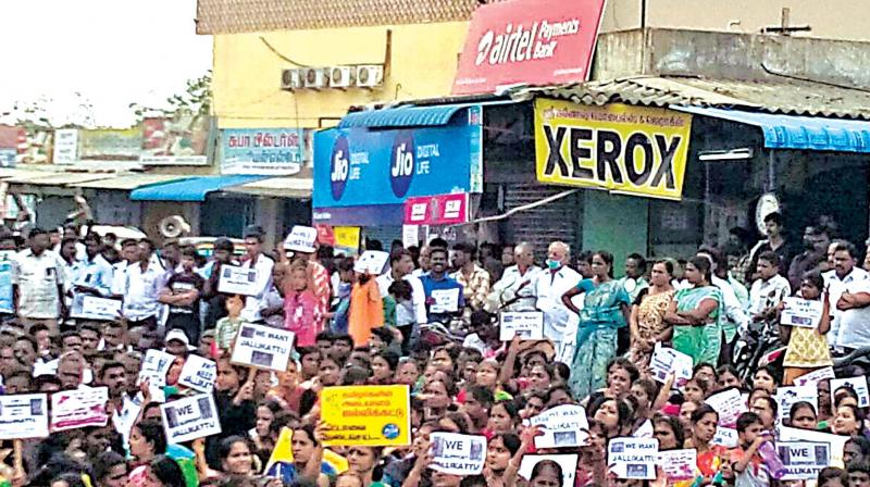 The jallikattu protests were not confined to Marina and Madurai but were held at multiple places across Tamil Nadu.  A  spontaneous demonstration outside the Guduvanchery bus stand on GST road, about 30 km south of Chennai.