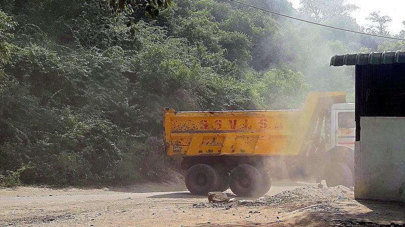 A tipper leaves a trail of dust while carrying fly ash from the pond near the VTPS as there is no tarpaulin covering the truck. (Photo: C. Narayana Rao)