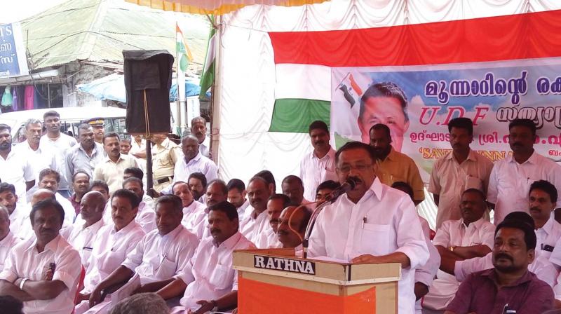 KPCC acting president M.M. Hassan inaugurates a protest in Munnar on Tuesday. (Photo: DC)