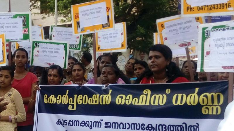 Residents of Kudppanakkunnu protesting against setting up of liquor shop in a residential area, in front of Corporation office in Thiruvananthapuram on Tuesday. (Photo: DC)