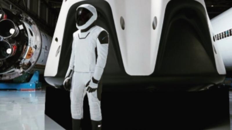 Image of SpaceXs future spacesuit (Photo: Elon Musk/Instagram)