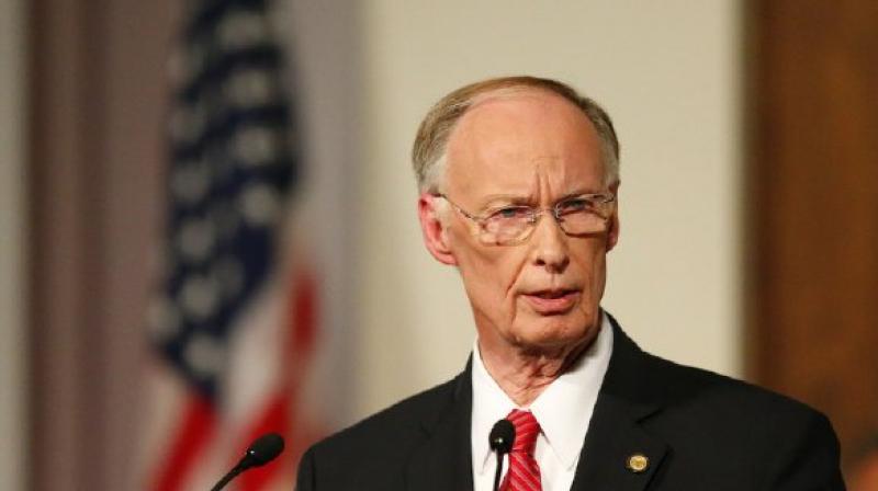 US: Alabama governor resigns after impeachment proceedings over affair