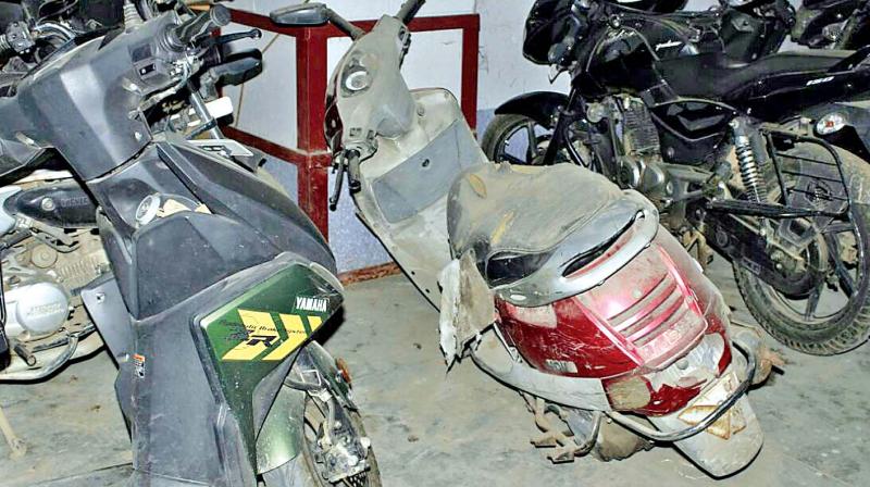 Abandoned vehicles at CMBT parking space. (Photo: DC)