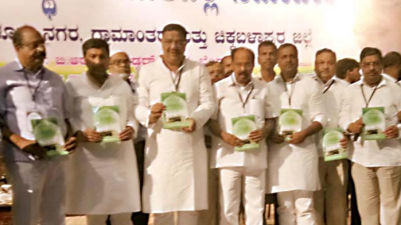 Karnataka State Waqf Board organised the Muthavallies Conference in Bengaluru on Wednesday under the  leadership of Minister for Primary & Secondary Education, Minority Welfare and Waqf, Tanveer Sait. The purpose of convening the conference was to create  awareness among Muthavallies about the Waqf Act and Waqf rules 2017. Former Union minister Veerappa Moily was present
