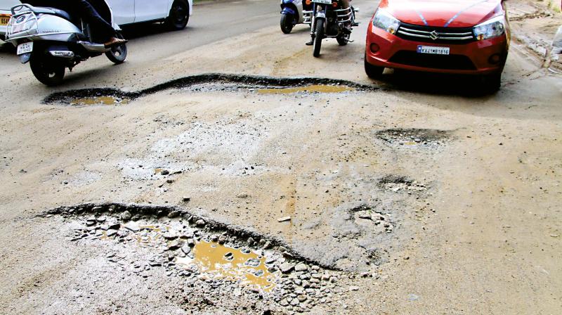 The bad condition of the road poses a serious danger to motorists at Papareddy Palya near Nagarabhavi ,in Bengaluru 	(Photo:DC)