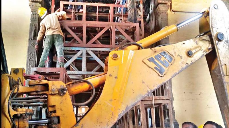 Collector K. Veera Raghav Rao inspects the pillar support work in Madurai Meenakshi temple. 	DC