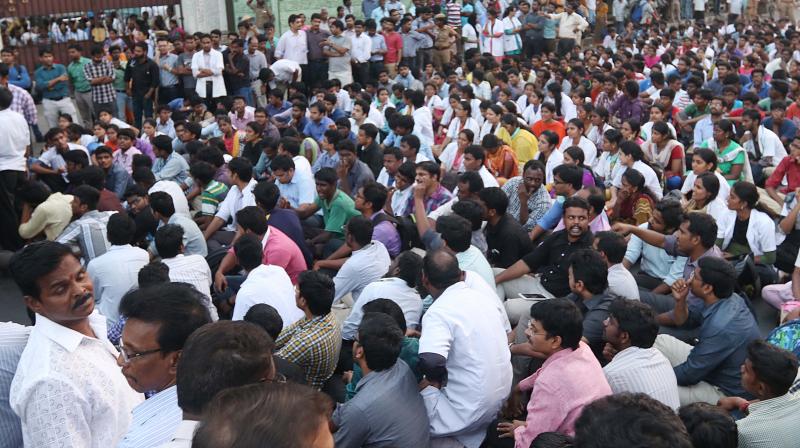 Doctors of the RGGGH on Thursday stage a road roko, after friends of a patient allegedly ill-treated a trainee doctor.