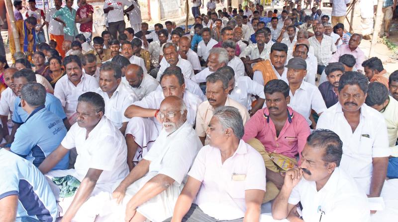 Alanganallur villagers observe a fast on Thursday, demanding the immediate intervention of the Central  government to lift the ban on jallikattu. (Photo: DC)