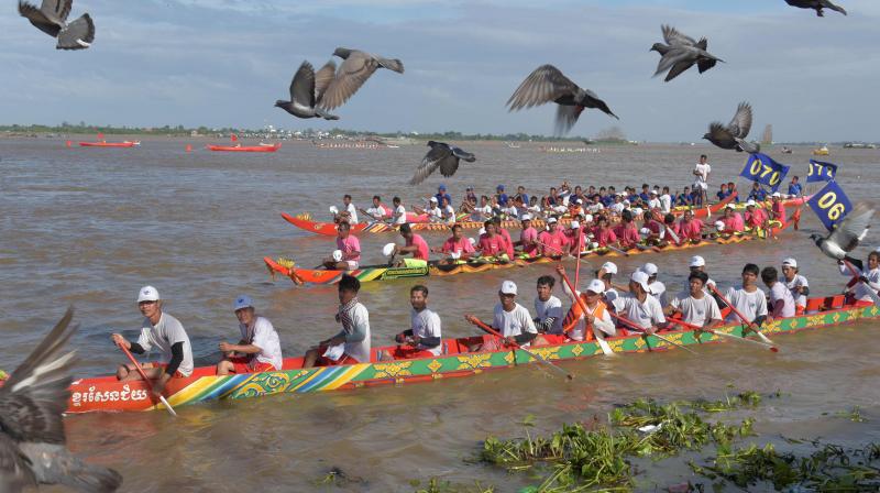 Cambodia celebrates annual water festival with boat races
