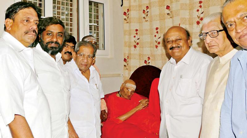 All-India Veerashaiva Mahasabha conveners Shamanur Shivashankarappa, N. Thippanna and Eshwar Khandre with Sri Shivakumara Swami of Siddaganga Mutt in Tumakuru on Tuesday (Photo:KPN)