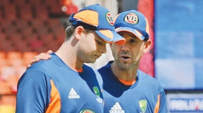 Ricky Ponting admitted that although Steve Smith has been managing the workload pretty well so far, the 42-year-old could recall that he wanted the current captain to give up T20I captaincy a year back. (Photo: AFP)
