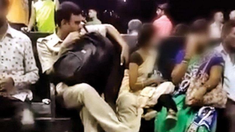 RPF constable Rajesh Jahangir has been suspended for inappropriately touching woman at Mumbais Kalyan railway station. (Photo: YouTube | Screengrab)