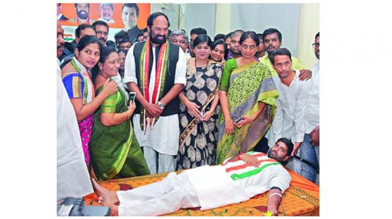 TPCC president N. Uttam Kumar Reddy at a blood donation camp organised to mark the 27th  death anniversary of Rajiv Gandhi in Hyderabad on Monday.  (Photo:Deepak Deshpande)