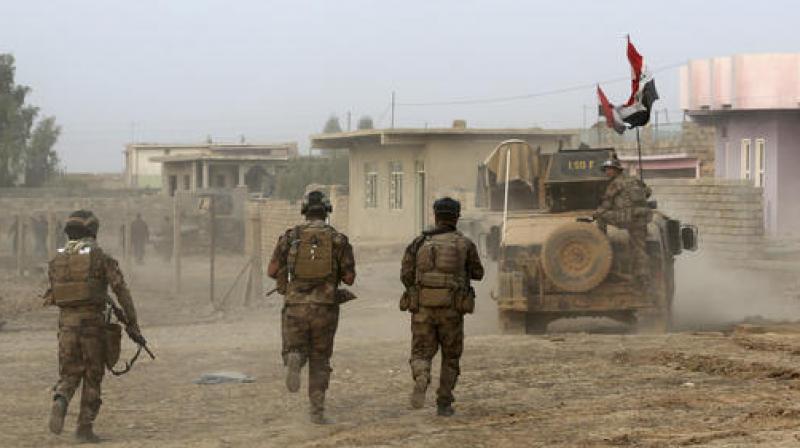 Iraqs elite counterterrorism forces advance toward Islamic State positions in the village of Tob Zawa, about 9 kilometers from Mosul. (Photo: AP)