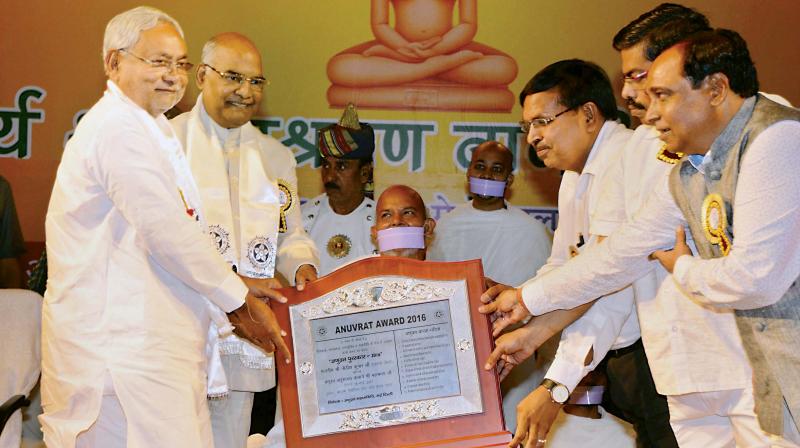 Acharya Mahashraman felicitates Bihar Chief Minister Nitish Kumar at a programme in Patna on Tuesday. (Photo: PTI)