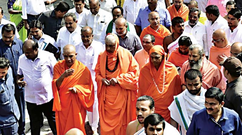 Chief Minister H.D. Kumaraswamy, Sri Shivarathri Deshikendra Swami of Suttur Mutt, Sri Nirmalanandanatha Swami of  Adichunchanagiri Mutt and others during a meeting on Kumbh mela at T Narsipur, at Adichunchanagiri Mutt, Vijaya Nagar in Bengaluru on Wednesday. (Photo: KPN)