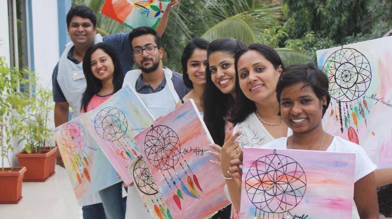 An art session organized by the Paint-o-holics