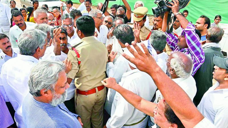 The Pro-LPS farmers of capital region focibly stop the Water Man of India and renowned water conservationist Rajendra Singh and his team from visiting Kondaveeti vaagu lift irrigation at Undvalli village in Amaravati on Friday. (Photo: DC)