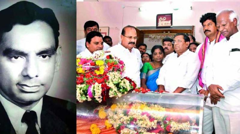LeftDeputy Chief Minister Kadiam Srihari and other TRS leaders pay tribute to Dr Nerella Venumadhav on Tuesday.