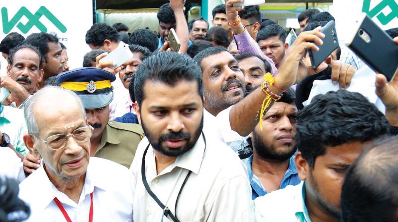 People try to take selfies as DMRC principal advisor E. Sreedharan reaches the inaugural venue of Kochi Metro on Saturday. (Photo: DC)