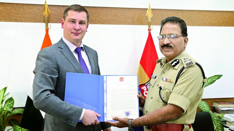 Mr Igor Boldyrev, second secretary vice-counsel, embassy of Russian Federation in Republic of India, New Delhi, hands over an appreciation letter to M. Mahendar Reddy, DGP, for the dedicated work of state police in solving the crime which affected the interests of the Russian diplomatic mission.