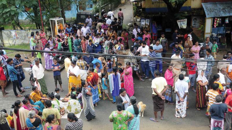 People stage blockade at Vettucaud in Thiruvananthapuram on Saturday. (Photo: A.V. Muzafar)