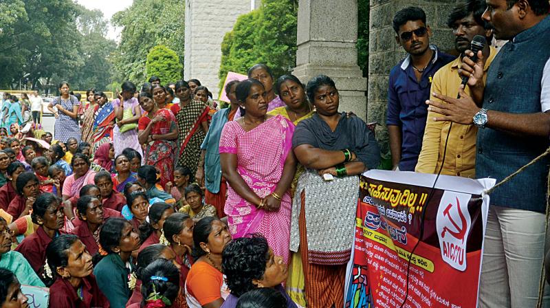 Mayor Sampath Raj addresses contract pourakarmikas at the BBMP head office on Wednesday (Photo: DC)