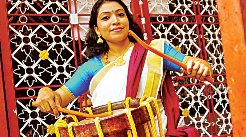 Gurus make their disciples train on rocks before they graduate to using the actual instrument. The movement of the drum sticks is unusual, emphasising the wrist over the upper arms.