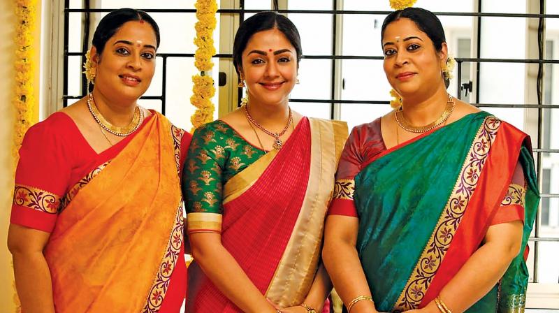 Radha Mohan had made a casting call for the roles of Jyothikas twin sister in Kaattrin Mozhi , a remake of Btown film Tumhari Sulu.