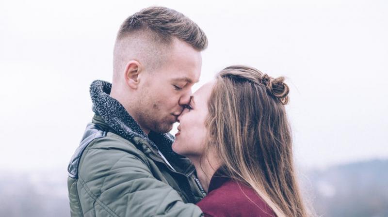New study suggested that the kiss recipients have a tendency to match their partners head-leaning direction. (Photo: Pexels)