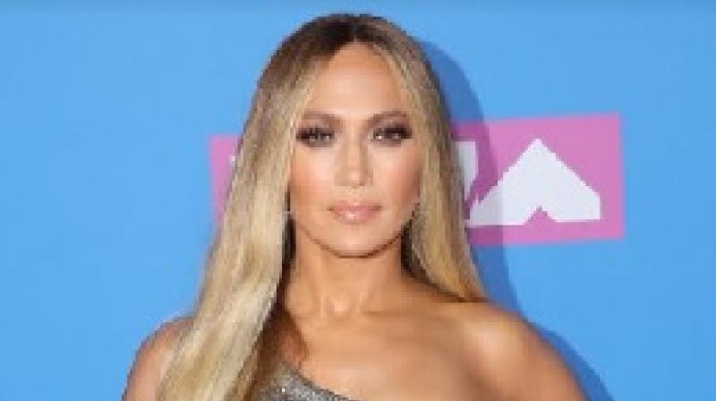 Jennifer Lopez Wears Platinum Jewelry.