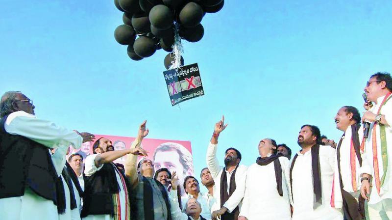 AICC secretary and TS incharge R.C. Kunthia, TPCC president Uttam Kumar Reddy, along with Congress leaders release black balloons to mark the first anniversary of demonetisation at Necklace Road in Hyderabad on Wednesday. (Photo: DC)