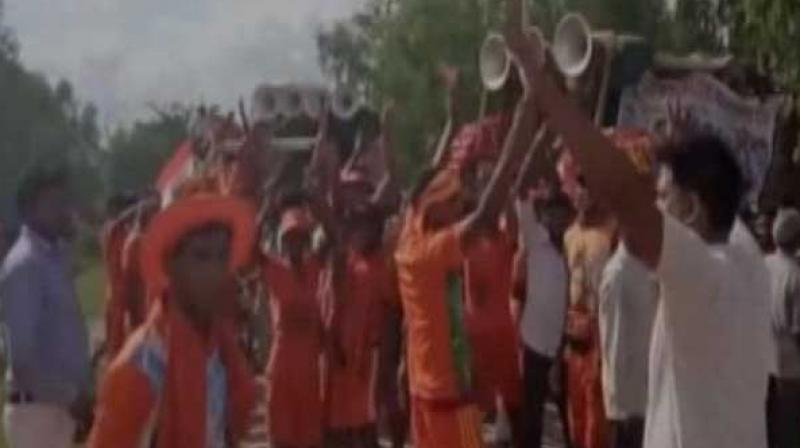 The group of devotees was going under the police security when some unknown people started pelting stones on them. (Photo: Twitter | ANI)