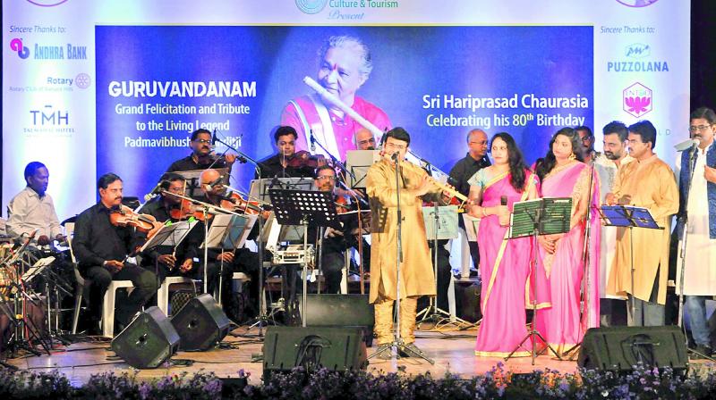 l The orchestra performed hit numbers as a tribute to Panditji.