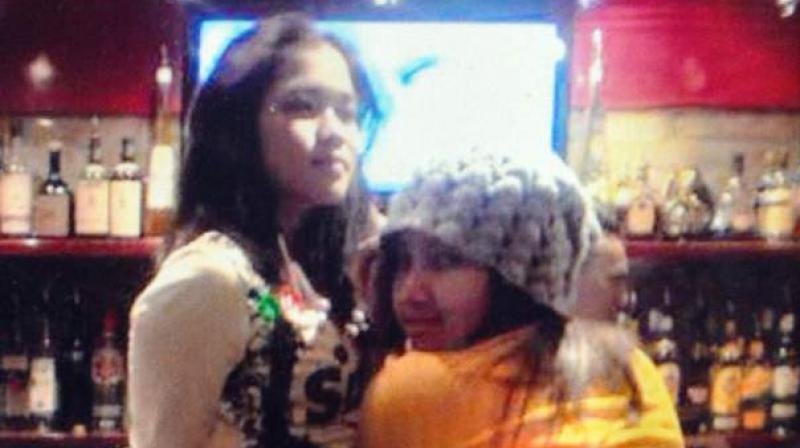 The photo shows Indonesia woman Sumarti Ningsih Sumarti (L) with an unidentified friend at a Hong Kong bar. (Photo: AFP)