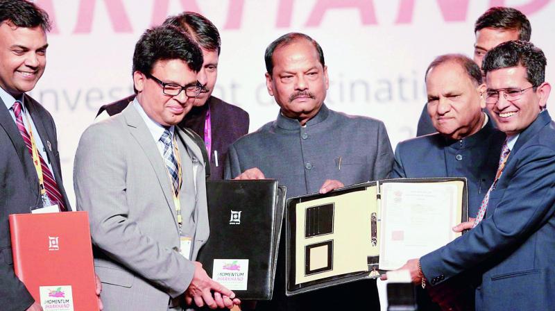 Jharkhand Chief Minister Raghubar Das with Indian investors and foreign representatives after signing MoU during Global Investors Summit at Khelgaon in Ranchi, Jharkhand on Friday. (Photo: AP)
