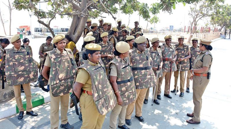 Police force ready on Marina to avoid any congregation of college students and  youngsters as social media went gaga inviting youngsters to gather at the beach in support of Panneerselvam. (Photo: DC)
