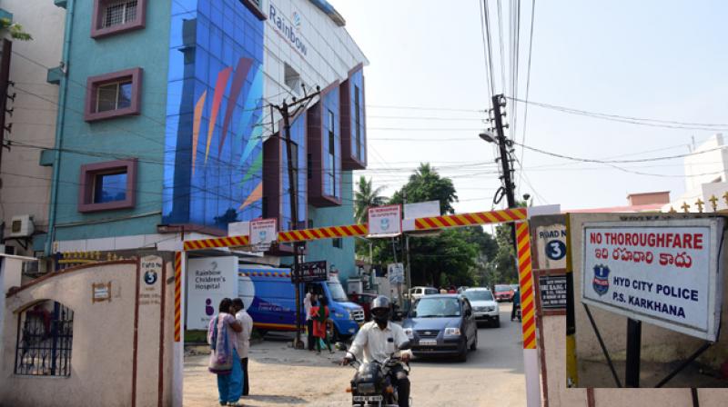 A â€œNo thoroughfareâ€ board has come up at the entrance of Vikrampuri Colony but Karkhana police insists it has not put up the notice. (Photo: DC)