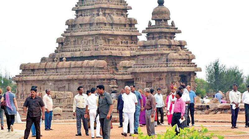 Tamil Nadu Governor Banwarilal Purohit accompanied by his wife and daughters at Mahabalipuram on Monday. (Photo: DC)