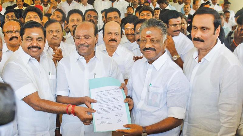 PMK founder Dr. S. Ramadoss presents a charter of 10 demands to AIADMK leaders Chief Minister Edappadi K. Palaniswami and Deputy CM O. Panneerselvam after signing the agreement on the poll alliance for the  Lok Sabha election. (Image DC)